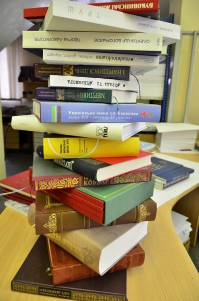 виготовлення книг в твердій та мякій палітурці