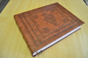 Тверда шкіряна палітурка з тисненням